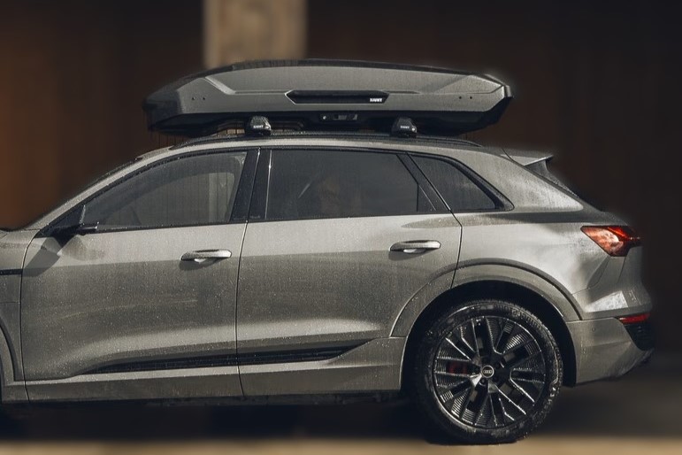 Thule Motion 3 dakkoffer gemonteerd op auto